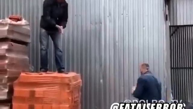 Fatal Error (Кирпичом по голове) смотреть онлайн