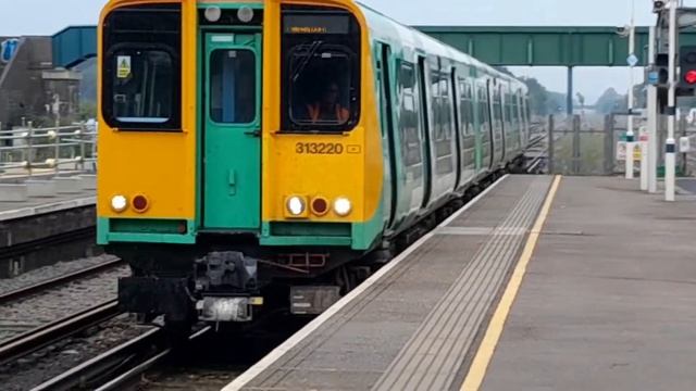 Class 313 220 Passing Gatwick Airport Train Station For Repairs At Selhurst 17/08/22 смотреть онлайн