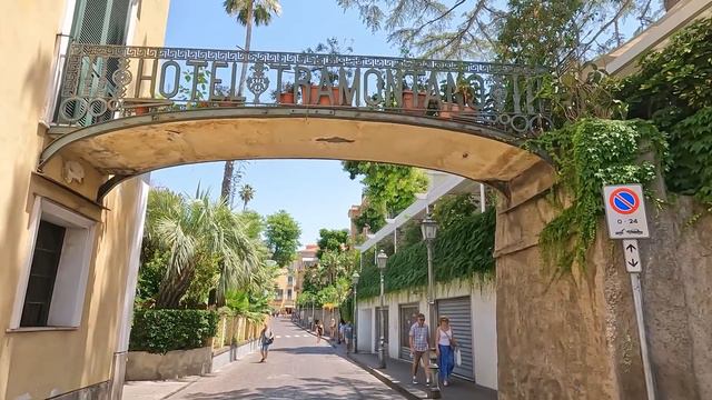 Sorrento 4K Walking Tour (Italy) - Tour with Captions & Immersive Sound [4K Ultra HD/60fps] смотреть онлайн