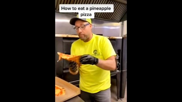 How to Properly Eat a Pineapple Pizza смотреть онлайн