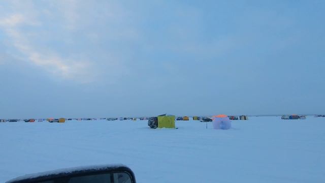 Сухое море. Тысячи рыбаков выехали на лед. зима 2021 смотреть онлайн