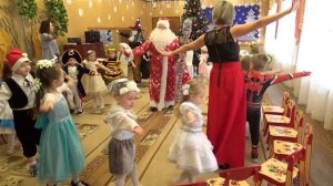 "Новогодний танец" исполняют дети средней группы №6