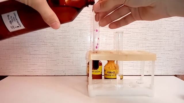 Реакция ПЕРМАНГАНАТА КАЛИЯ, СУЛЬФИТА НАТРИЯ И СЕРНОЙ КИСЛОТЫ. Опыты по химии. ОВР эксперименты. смотреть онлайн