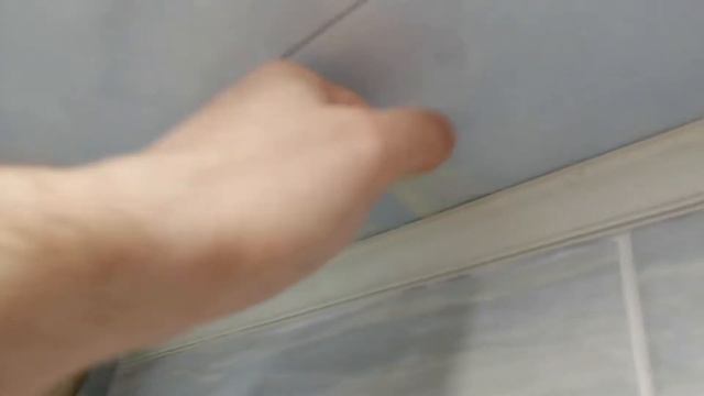 Сборка потолка из пластиковых панелей в ванной Часть 3 Установка последней полосы смотреть онлайн