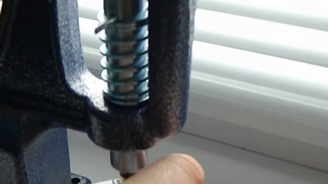 Установка пластиковой кнопки 10 мм.mp4 смотреть онлайн