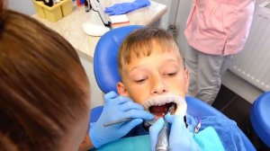 VLOG: Поход к стоматологу. Вырываем зубик. Ставим малиновые и клубничные пломбы Visits the