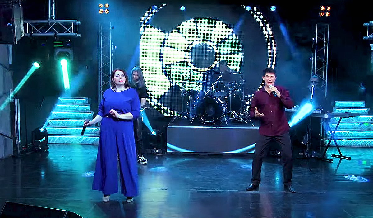 Потрясающий дуэт! Потрясающая песня! смотреть онлайн