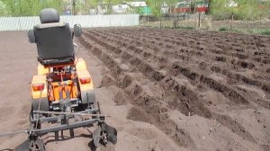 Мини  трактор МТ-3  посадка картофеля двумя окучниками.