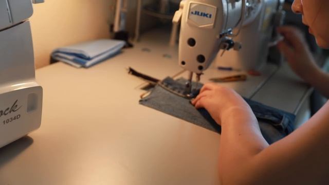 DIY UPCYCLED OLD JEANS TO A BACKPACK/牛仔裤改造双肩包手作教学 смотреть онлайн