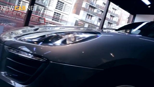 Porsche Macan in Harrods shop window смотреть онлайн
