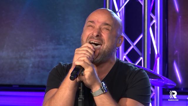 EXCLUSIVE: Disturbed Give Powerful Performance of "Hold On To Memories" смотреть онлайн