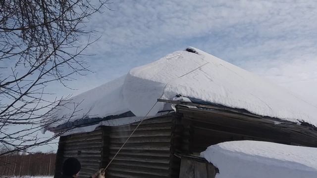 Как счистить снег с крыши верёвкой. смотреть онлайн