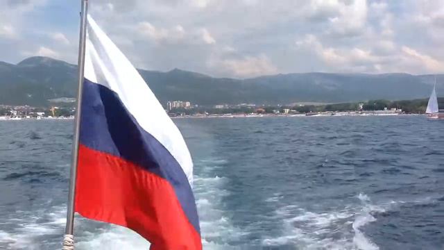 Отплываем на теплоходе от Кабардинки (2019) красивые виды и флаг России. смотреть онлайн