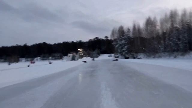 Зима в Тюмени. На ледянках по озеру с горы смотреть онлайн