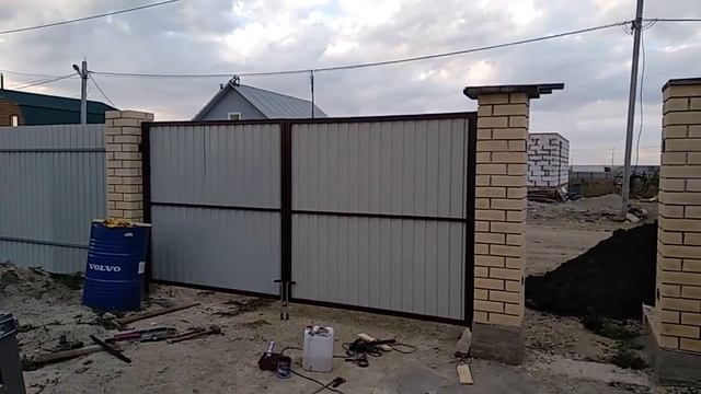 Недорогие распашные ворота из профильной трубы и профнастила. Монтаж. смотреть онлайн