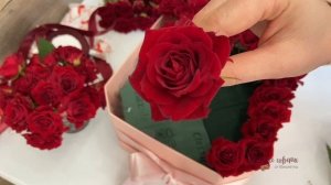 Как собрать БУКЕТ из РОЗ и Raffaello ? Букет из живых цветов в шляпной коробке