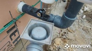 Делаем сливные трубы в бассейне.