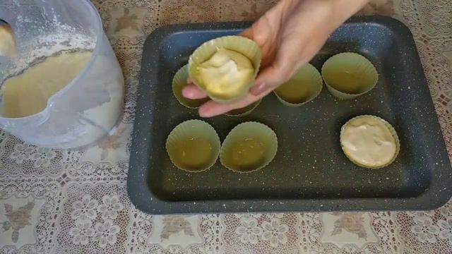 Капкейки "Миньоны".А приготовить этих жёлтых мультяшек сможет каждый. смотреть онлайн