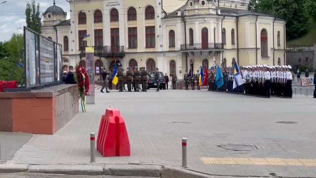 Почалася церемонія прощання з Леонідом Кравчуком. смотреть онлайн