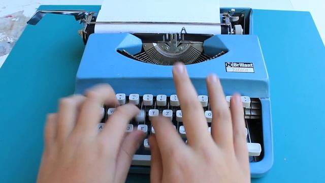 Typewriting - 1969 Brillant Junior Typewriter смотреть онлайн