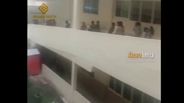 Gempa Magnitudo 7,5 Guncang NTT, Pasien RS di Makassar Berhamburan смотреть онлайн