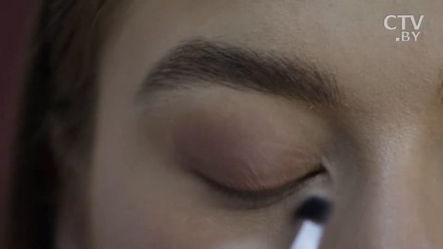 «Исключите жидкие подводки и фломастеры»: делаем макияж для чувствительных глаз смотреть онлайн