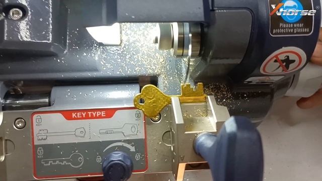 DOLPHIN XP-008 domestic key cutting demonstration смотреть онлайн