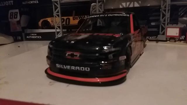 NASCAR DIECAST REVIEWS: 2020 Chase Elliott #24 Hooters/Bounty Hunter Chevrolet Silverado review смотреть онлайн