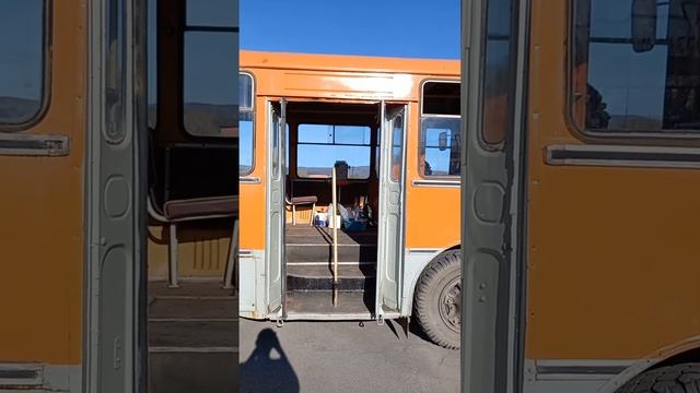 Осторожно! Двери Открываются. ЛиАЗ-677М, открытие дверей советского автобуса! смотреть онлайн