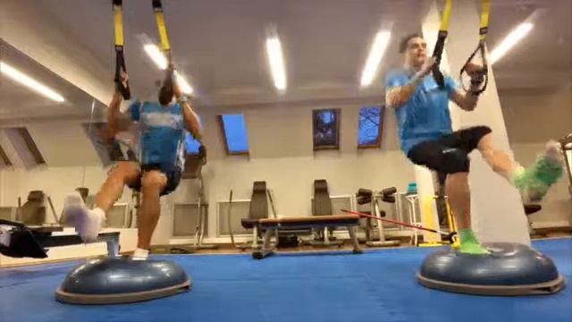 Плиометрика. Прыжки на босу с TRX на одной ноге