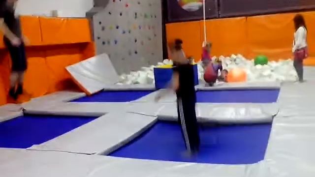 День в батутном центре смотреть онлайн