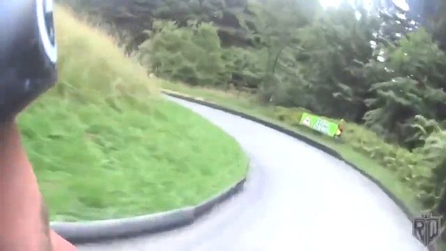 Скоростной спуск с горы на санях !ЛЕТОМ! смотреть онлайн