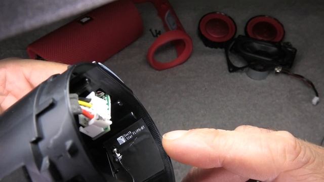 Look inside JBL FLIP 5 (4K Teardown) смотреть онлайн