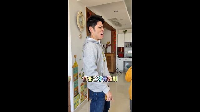为了去见女同学，儿子竟然躲进玩偶熊里出逃，原来是为了一起保护小鸡【父痴子笑】 смотреть онлайн