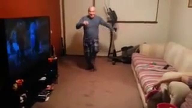 Парень спросил "отец, ты умеешь танцевать? " смотреть онлайн