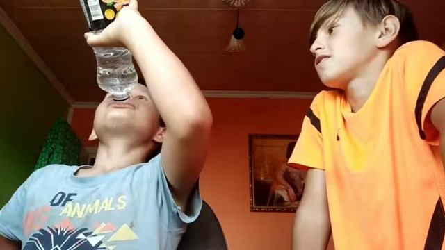 Челлендж выпей бутылку воды 1 литр Мы не справились смотреть онлайн