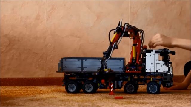 Lego Technic 42043 Mercedes Benz Arocs 3245 Übersicht und Funktionsbeispiele смотреть онлайн
