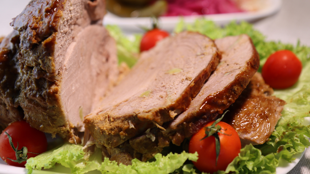 Полный дом гостей, когда муж начинает готовить мясо. Рецепт свинины в духовке смотреть онлайн