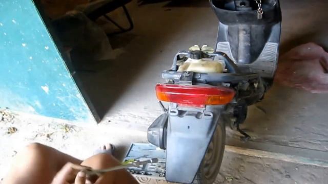 Как снять задние крыло (брызговик) со скутера смотреть онлайн