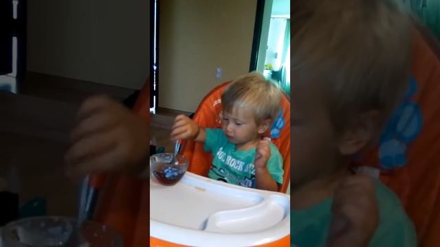 Малыш пьёт чай смотреть онлайн