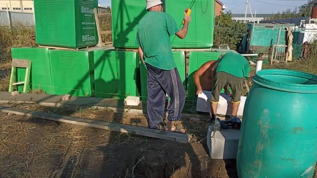 ?Краном укладываем блоки по 45кг. Кладка 0 ряда газоблока 625х400х250 смотреть онлайн