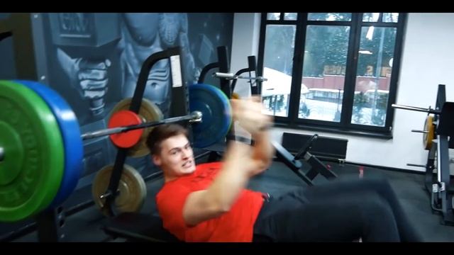 ОТРАБОТАТЬ БИГ ТЕЙСТИ В ЗАЛЕ / РЕАЛЬНО ЛИ СЖЕЧЬ БУРГЕР НА ТРЕНИРОВКЕ? смотреть онлайн