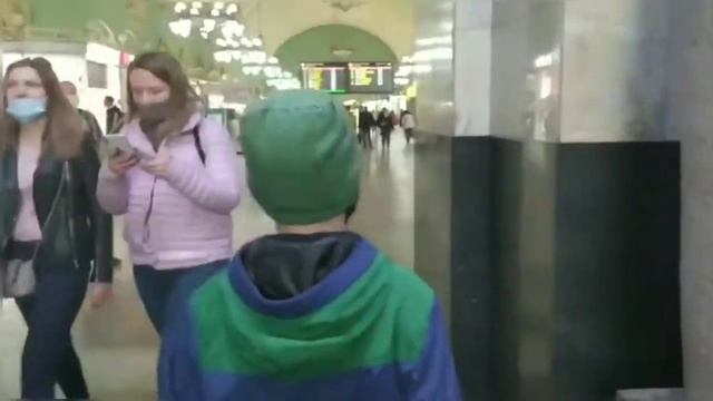 Москва. Заходим в Казанский вокзал, и идём к "поездам"? смотреть онлайн