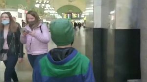 Москва. Заходим в Казанский вокзал, и идём к "поездам"?