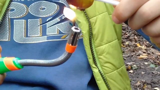 Поджигаем чупа-чупс газовой горелкой смотреть онлайн