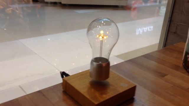 Левитирующая (летающая) лампочка Flyte смотреть онлайн