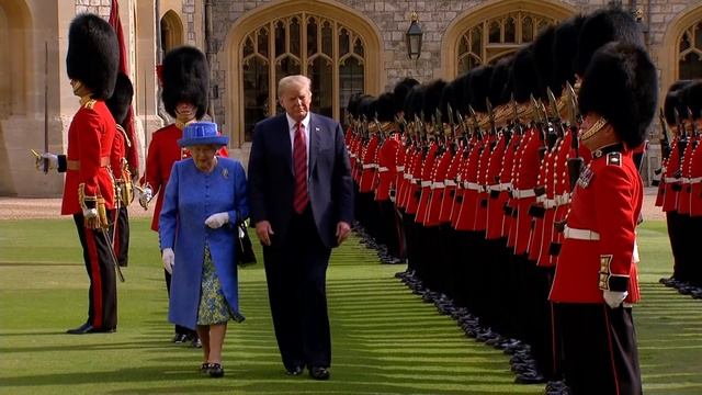 Queen ushers Donald Trump along as he inspects Guards смотреть онлайн