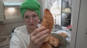 Выходные. В Храм. Крашусь дома. Готовлю пироги с мясом в виде чебурек. 11 февраля 2024 г.