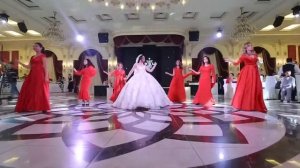 Танец невесты с подругами на свадьбе