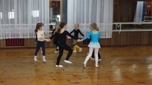 Танец игра у Новогодней ёлки